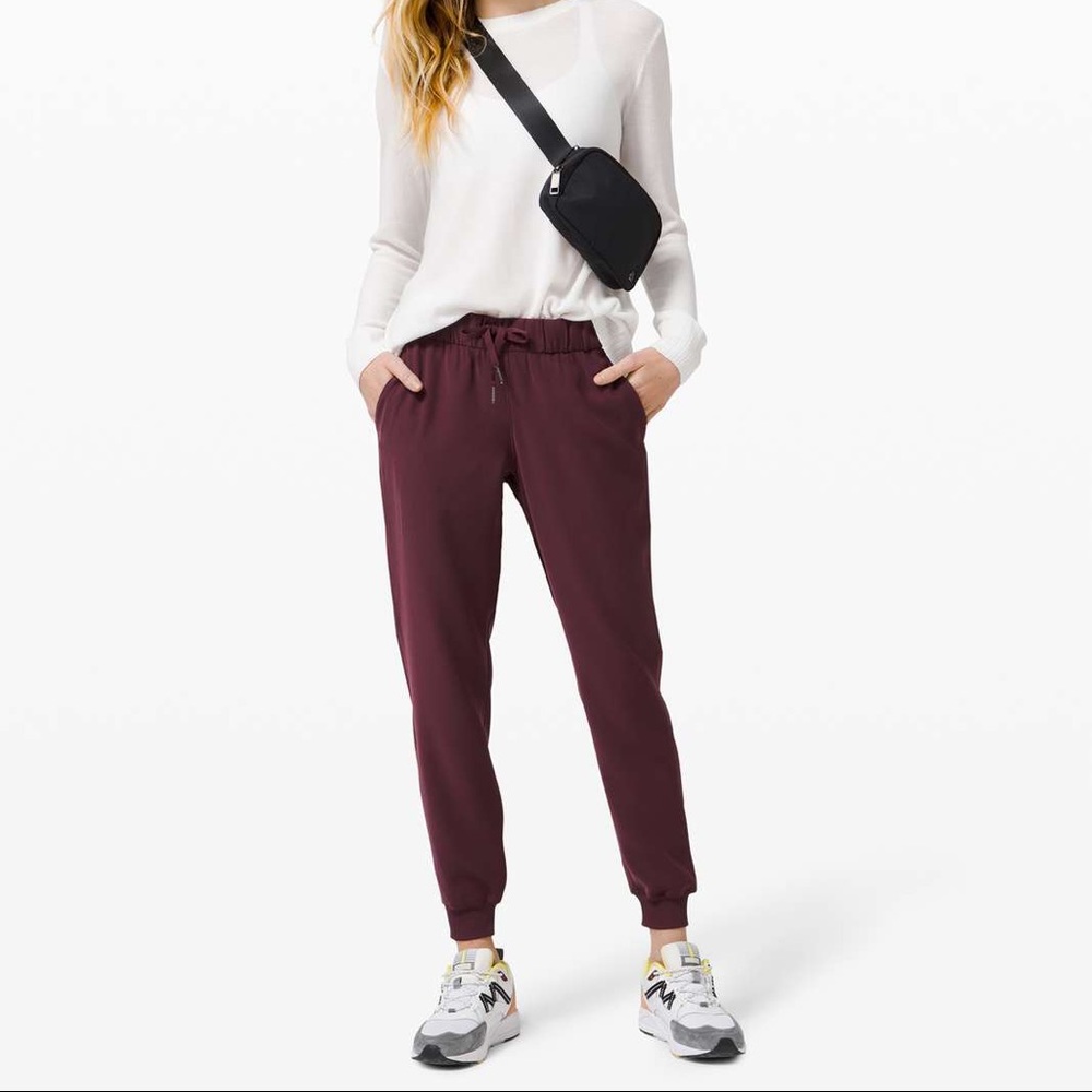NWT! Lulu lemon On The Fly Joggers 28” Woven Cassis Maroon size 4